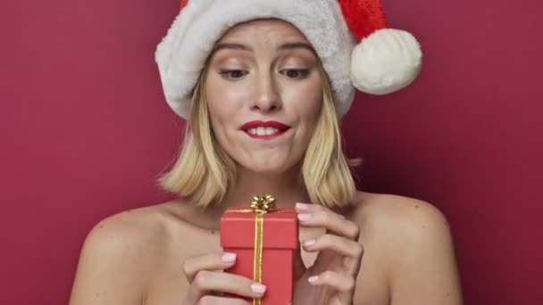 Feliz Sorrindo Jovem Mulher Com Batom Vermelho Usando Chapéu Santa — Vídeo de Stock