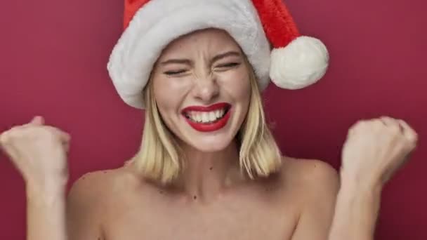 Attraktive Fröhliche Junge Frau Mit Rotem Lippenstift Und Weihnachtsmannmütze Macht — Stockvideo