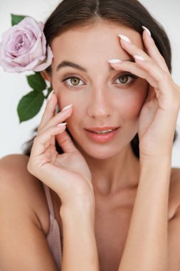 Güzel, şehvetli, genç esmer bir kadının portresi.