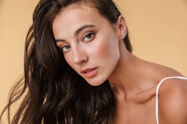 Güzel, şehvetli, genç esmer bir kadının portresi.