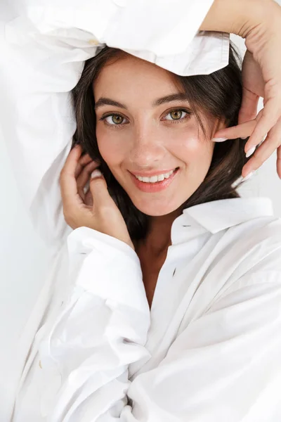 Retrato de una atractiva joven morena —  Fotos de Stock