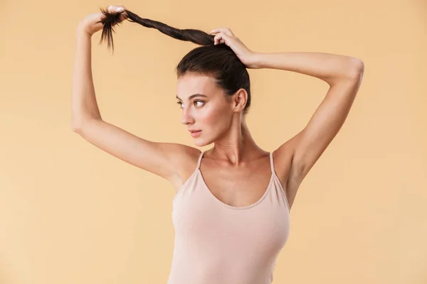 Retrato de uma bela sensual jovem morena — Fotografia de Stock