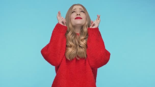 Lächelnde Hübsche Frau Pullover Die Mit Gedrückten Fingern Und Geschlossenen — Stockvideo