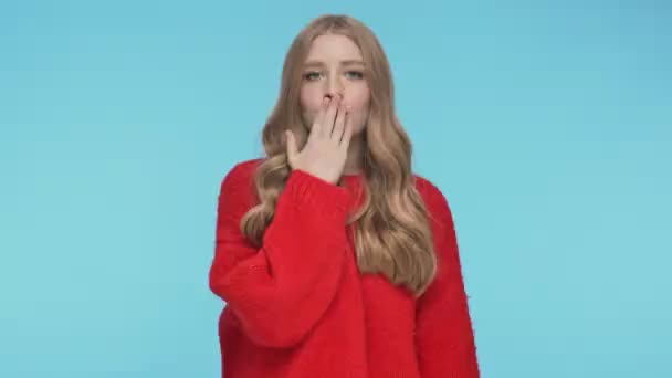 Feliz Mulher Bonita Suéter Envia Beijo Câmera Sobre Fundo Turquesa — Vídeo de Stock