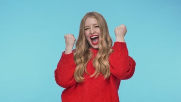 陽気美しいです女性でセーター悲鳴と喜び上のターコイズの背景 — ストック動画