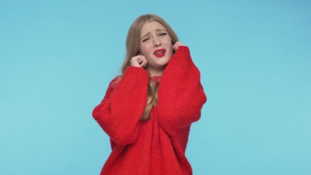 Mulher Bonita Descontente Suéter Cobrindo Seus Ouvidos Não Quer Ouvir — Vídeo de Stock