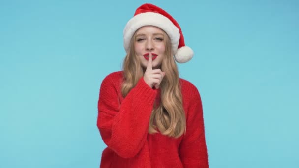 Ευτυχισμένη Όμορφη Γυναίκα Χριστουγεννιάτικο Καπέλο Έχοντας Μυστικό Και Δείχνει Χειρονομία — Αρχείο Βίντεο