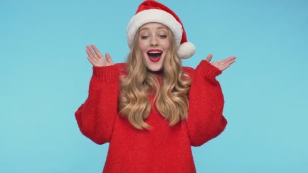 Sorprendida Mujer Bonita Sombrero Navidad Convertirse Feliz Regocijo Sobre Fondo — Vídeos de Stock