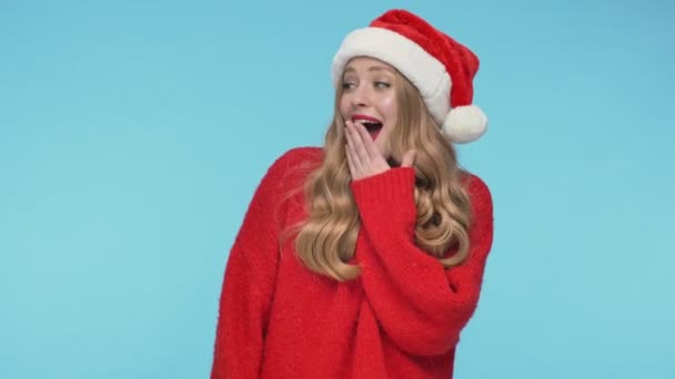 Χαμογελώντας Όμορφη Γυναίκα Χριστουγεννιάτικο Καπέλο Γίνεται Ευτυχισμένη Και Έκπληκτος Ενώ — Αρχείο Βίντεο