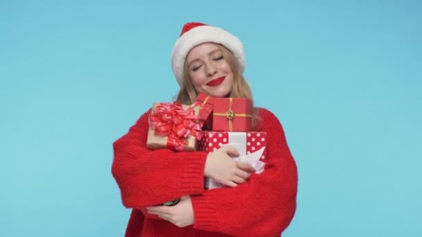 Agradable Mujer Bonita Sombrero Navidad Sosteniendo Cajas Regalo Disfrutando Este — Vídeo de stock