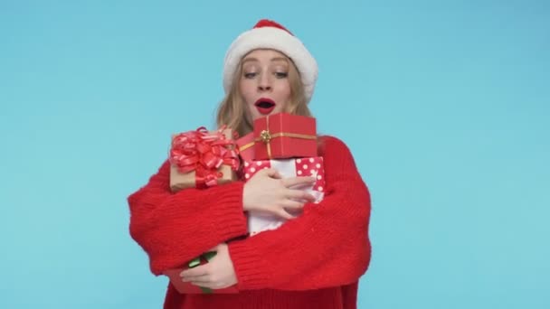 Mujer Bonita Sorprendida Sombrero Navidad Sosteniendo Cajas Regalo Ser Feliz — Vídeo de stock