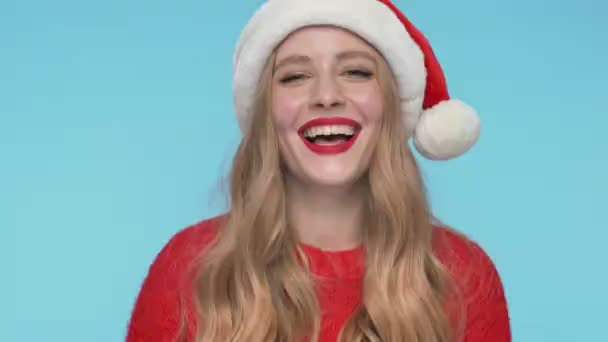 Vue Rapprochée Joyeux Jolie Femme Dans Chapeau Noël Riant Regardant — Video