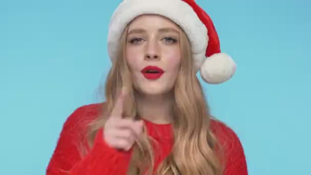Крупный План Веселая Загадка Красивая Женщина Рождественской Шляпе Имеющая Секрет — стоковое видео