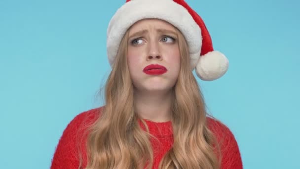 閉じるビューのクリスマスの帽子の観光とロール彼女の目上のターコイズの背景 — ストック動画