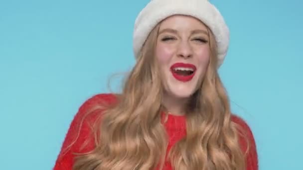 Nahaufnahme Einer Verspielten Hübschen Frau Mit Weihnachtsmütze Die Herausspringt Und — Stockvideo