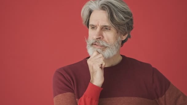 Thinking Gray Haired Bearded Man Red Sweater Pointing His Finger — Stock Video