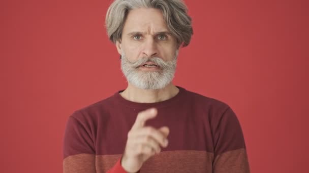 Ernste Missmutige Grauhaarige Bärtige Mann Roten Pullover Macht Eine Schweigegeste — Stockvideo