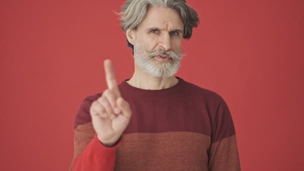 Viejo Hombre Barbudo Pelo Gris Disgustado Suéter Rojo Agitando Dedo — Vídeos de Stock