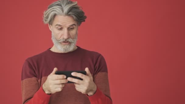 Surprising Elder Gray Haired Bearded Man Red Sweater Using Smartphone — Stock Video