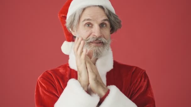 Froh Dass Der Grauhaarige Bärtige Mann Weihnachtsmann Kostüm Sich Mit — Stockvideo
