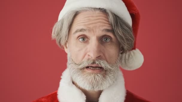 Gehakt Uitzicht Een Vrolijke Positieve Oudere Grijze Bebaarde Man Kerstman — Stockvideo