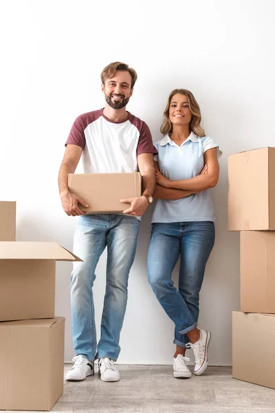 Feliz casal encantador se mudando para um novo apartamento — Fotografia de Stock