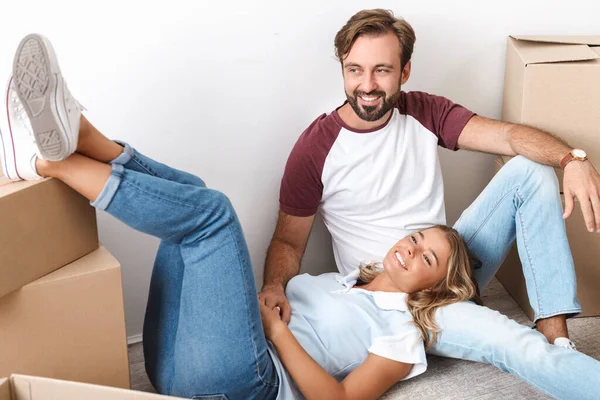 Feliz casal encantador se mudando para um novo apartamento — Fotografia de Stock