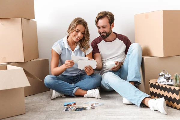 Glada vackra par flyttar till en ny lägenhet — Stockfoto