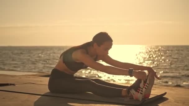 Uma Mulher Esportiva Enérgica Vestindo Traje Treino Fazendo Exercício Tapete — Vídeo de Stock