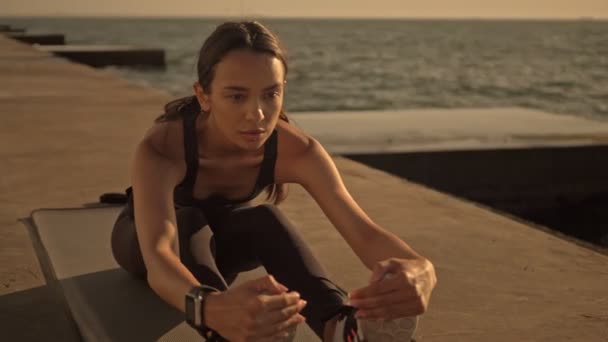 Siyah Eşofman Giyen Zayıf Sportif Bir Genç Kadın Sabah Deniz — Stok video