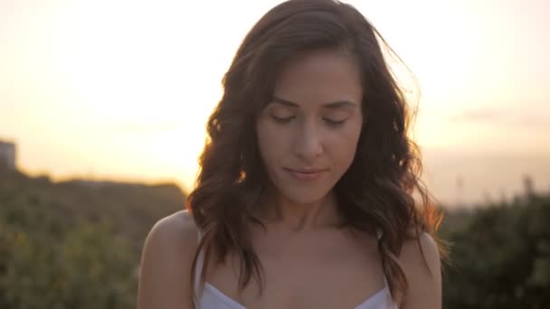 Весела Спокійна Жінка Стоїть Схід Сонця Відчуває Себе Щасливою Посміхається — стокове відео