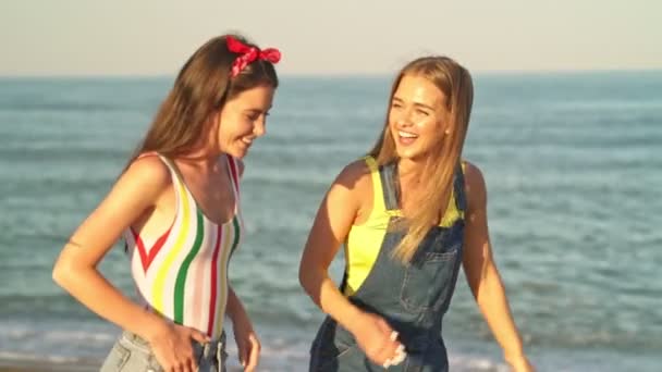 Mooie Jonge Meisjes Lachen Tijdens Het Wandelen Langs Het Strand — Stockvideo