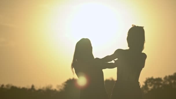 Silhueta Duas Meninas Divertindo Pôr Sol Verão — Vídeo de Stock