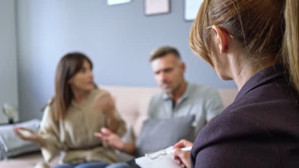 Young Casual Couple Man Woman Argue While Having Conversation Psychologist — Stock Video