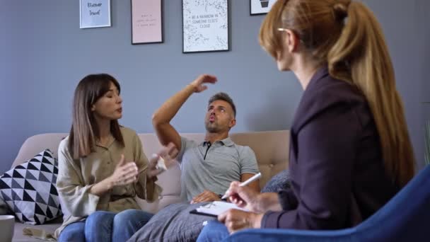 Genervte Frau Sprach Während Eines Gesprächs Mit Psychologen Über Ihren — Stockvideo