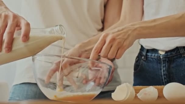 Vista Cerca Una Joven Pareja Cocinando Desayuno Mezclando Masa Cocina — Vídeos de Stock