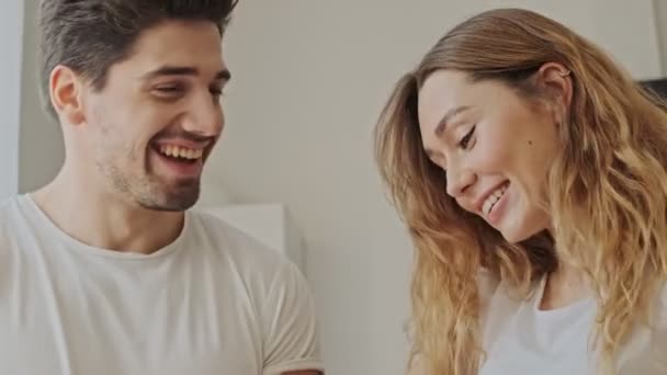 Ausgeschnittener Blick Auf Lachendes Junges Paar Das Hause Gemeinsam Der — Stockvideo