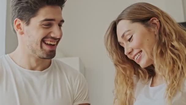 Vue Recadrée Rire Jeune Couple Cuisiner Ensemble Dans Cuisine Maison — Video