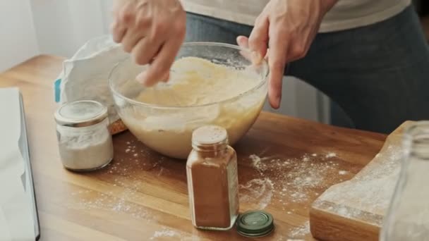 Vista Recortada Las Manos Del Hombre Mezclando Masa Cocina Casa — Vídeos de Stock