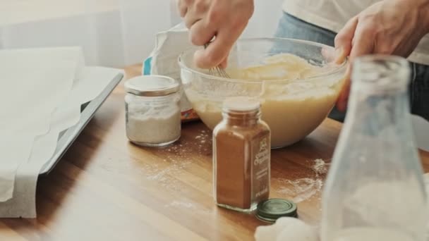 Vista Cerca Las Manos Del Hombre Mezclando Masa Cocina Casa — Vídeos de Stock