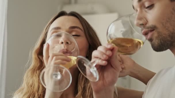 Vue Recadrée Jeune Couple Attrayant Souriant Tout Tenant Des Verres — Video