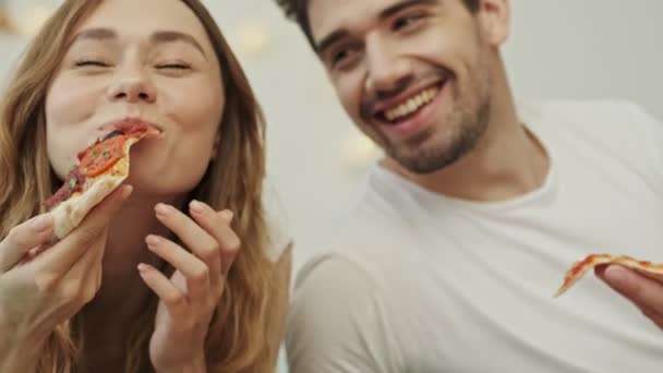 Vista Ritagliata Paio Uomini Donne Che Mangiano Pizza Sorridono — Video Stock