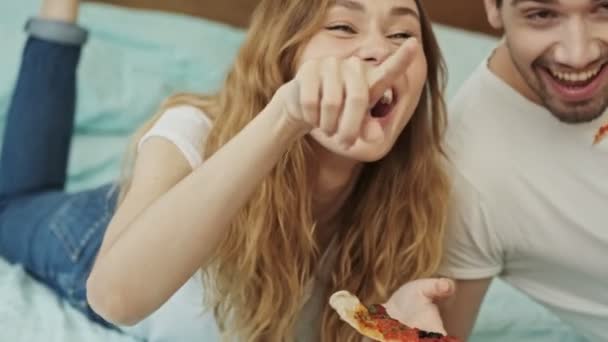 Alegre Feliz Casal Homem Mulher Deitado Cama Casa Comer Pizza — Vídeo de Stock