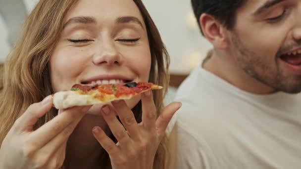 Çekici Mutlu Çift Kadın Erkek Yatakta Uzanıyor Lezzetli Pizzaların Tadını — Stok video