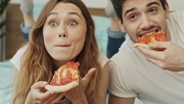 Sorprendida Pareja Feliz Hombre Mujer Tumbados Cama Casa Comiendo Pizza — Vídeos de Stock