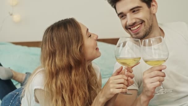 Atraente Casal Feliz Homem Mulher Deitados Cama Casa Bebendo Vinho — Vídeo de Stock