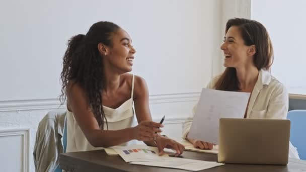 Felices Jóvenes Colegas Belleza Que Divierten Trabajan Con Documentos Computadoras — Vídeos de Stock