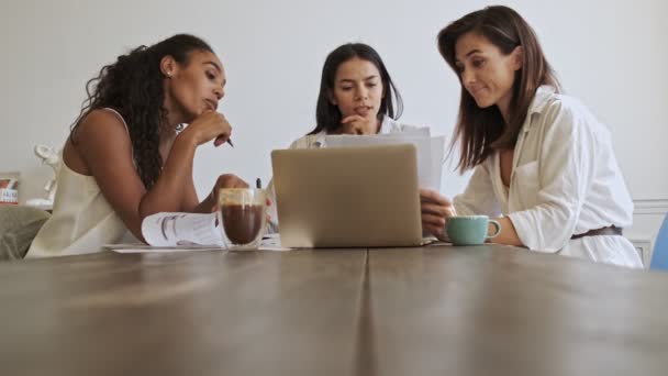 Três Jovens Colegas Mulheres Beleza Satisfeitos Trabalhando Com Documentos Computador — Vídeo de Stock