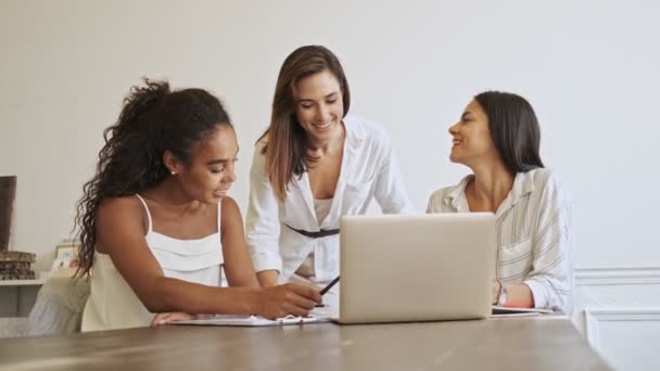 Drie Lachende Jonge Schoonheid Vrouwen Collega Werken Met Documenten Laptop — Stockvideo