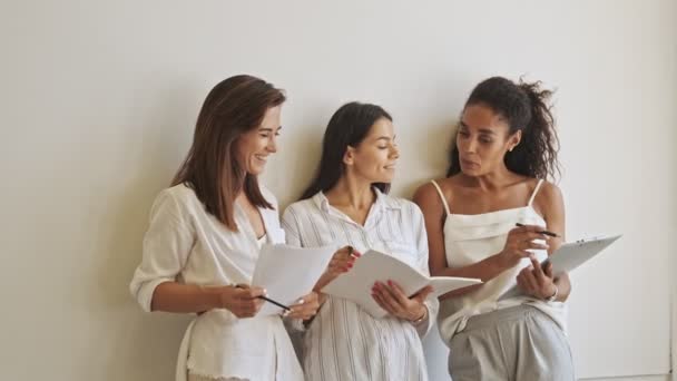 Três Jovens Mulheres Beleza Sorridentes Colegas Estudando Documento Conversando Enquanto — Vídeo de Stock